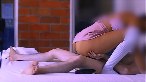 hermanastro mayor y amiga de su hermanastra en el lugar de donde escaparon.