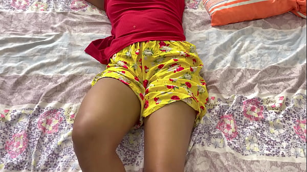 Freches junges Mädchen gibt an