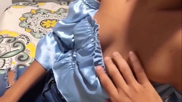 Ich finde im Park einen unschuldigen großen Arsch mit kleinen Titten und willige ein, gegen Geld in einem Motel zu ficken