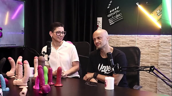 J&aacute_ recebeu uma encomenda de um p&ecirc_nis de cachorro, e a prefer&ecirc_ncia das pessoas pelo pau... - Eilani Quina e Victor Luciano - Upper Toys (SHEER/RED)