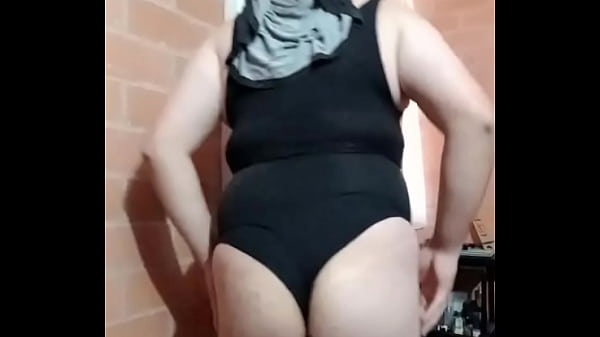 La ejecutiva Liseth al desnudo, en body y con su mojado pene