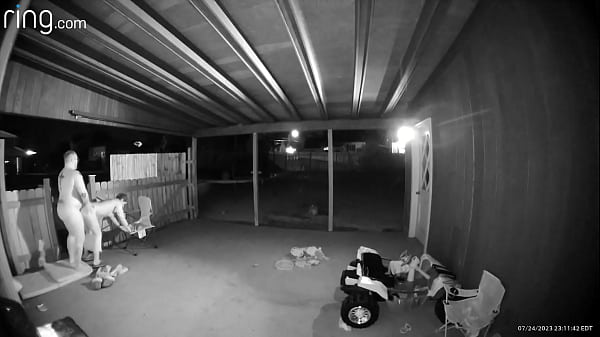 Femme prenant ma bite par l'arrière sur le porche arrière avec la porte ouverte pour que quiconque puisse la regarder se prendre du pied à la crème