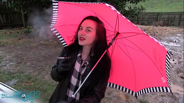 Fumare Guanti Di Pelle Sotto La Pioggia