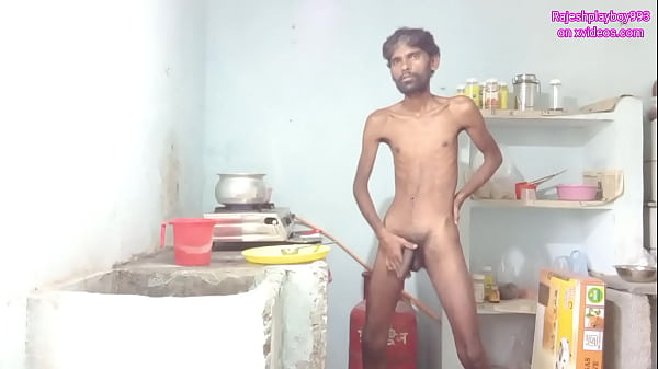 Rajeshplayboy993 cocinando curry aalu y masturbándose una polla