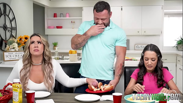 La ragazza sexy si diverte