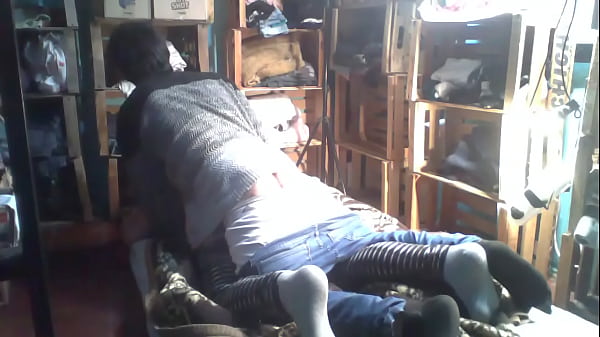 Mettiamo più luci così questa volta si vede meglio e scopiamo a pecorina