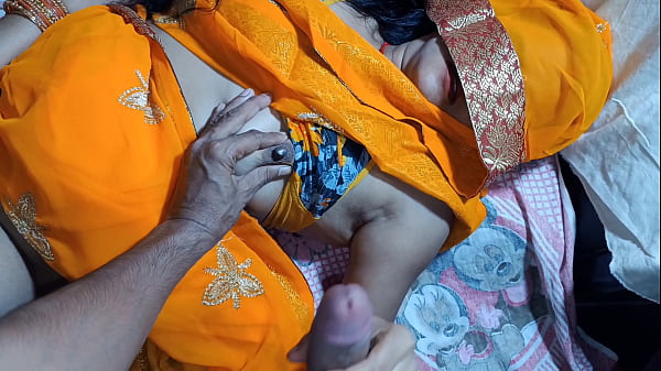 Verspieltes Teenie-Mädchen zeigt sich exotisch