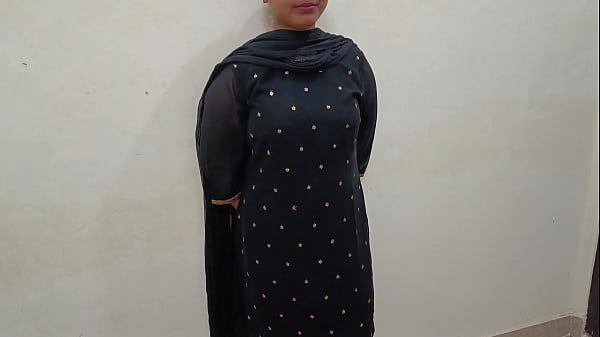 भारतीय कॉलेज बेब पाँच साल पहले अपने बॉयफ्रेंड से मिली थी और आउटडोर में डॉगी स्टाइल में जमकर चुदाई कर रही थी