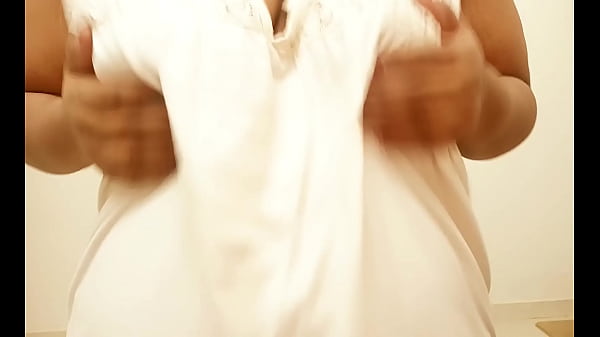 तमिल आईटी लड़की खेल रही है