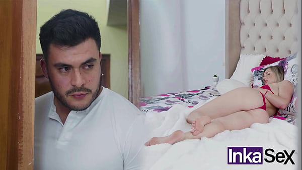 年轻的墨西哥间谍在妻子上班时监视俄罗斯管家