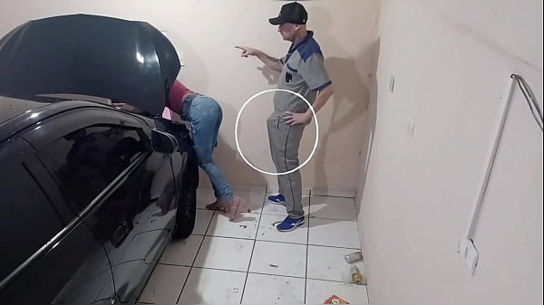 ¡El jefe y el cliente se pusieron cachondos en el taller del mecánico cachondo!