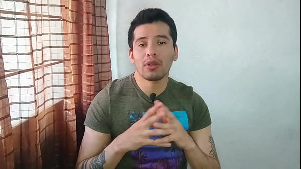 ¡Joven mecánico se folla a pelo al jovencito recolector de chatarra de culo grande con su gran polla de 21 cm en el patio del taller! historia sexual