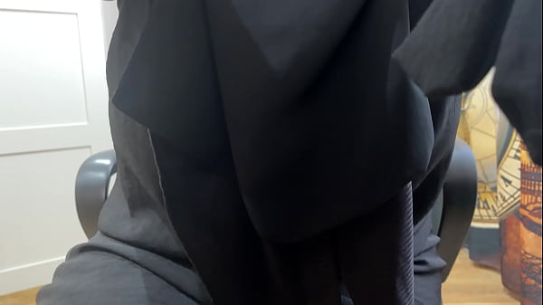 une adolescente en bas a un orgasme lancinant