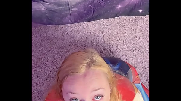 कैप्टन मार्वल एक आबनूस डिल्डो की सवारी करता है