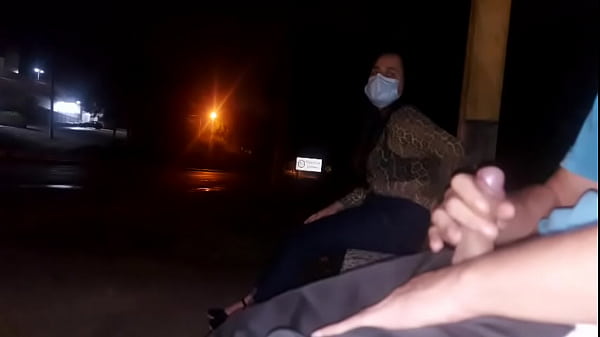 Seriously !! I run the risk of putting my dick in front of this woman waiting for the &ocirc_nibus... How will she react?