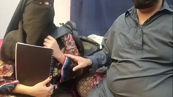 Ragazza studentessa desi in hijaab scopata dall'insegnante di tutoraggio