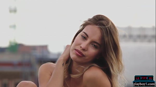 Increíble chica adolescente posa en la adolescencia