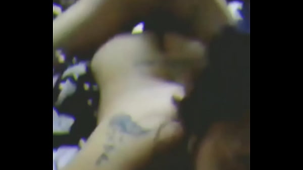 Il vicino ha finito per scoparmi finché non mi ha dato il latte