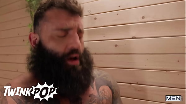 Il ragazzo Ryan Bailey si arrapa nella sauna quando il top tatuato Markus Kage entra e lo fa arrapare - TWINKPOP
