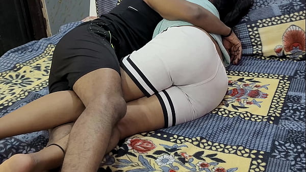 Fantastica scopata di fica con una storia d'amore a 69 con la sorellastra di un amico in ostello