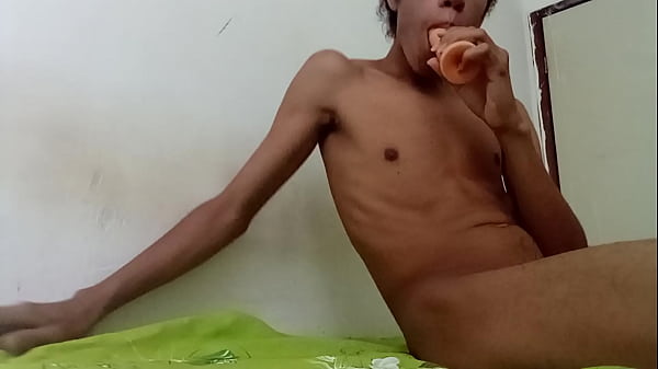 Metendo no cuzinho binga de borracha