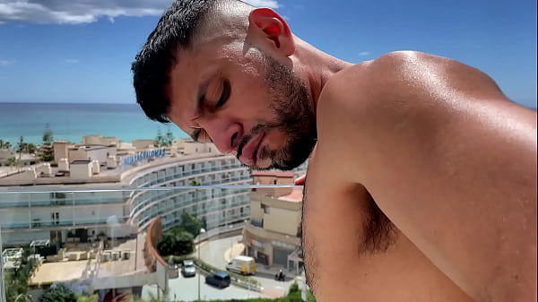 Servicios de habitaciones con Nicholas Bardem y Oskar Ivan [5 minutos gratis]