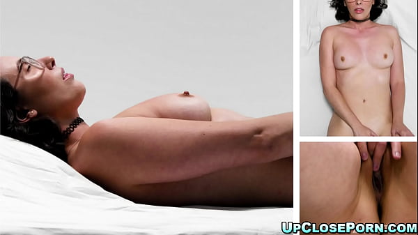 Kinky Casey Calvert a interviewé sur ses habitudes de masturbation, puis démontre comment elle se fait plaisir pour un orgasme intense !