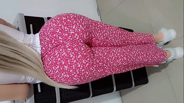 Una giovane sborrata si diverte. Video