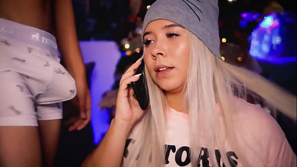 Ich nenne meine Eltern brav, während ich mit dem Schwanz meines Freundes spiele. Das Gefühl, ungezogen zu sein, macht mich sehr geil und mein Wunsch ist es, deine virtuelle Lieblingshure zu werden