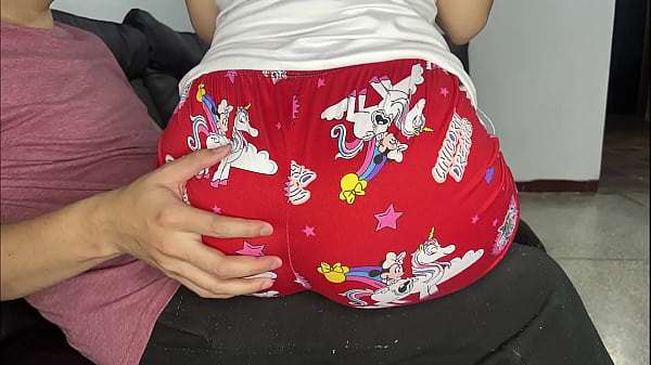 Figliastra innocente seduta sulle gambe del patrigno a mangiare mentre il pervertito si gode il suo culo