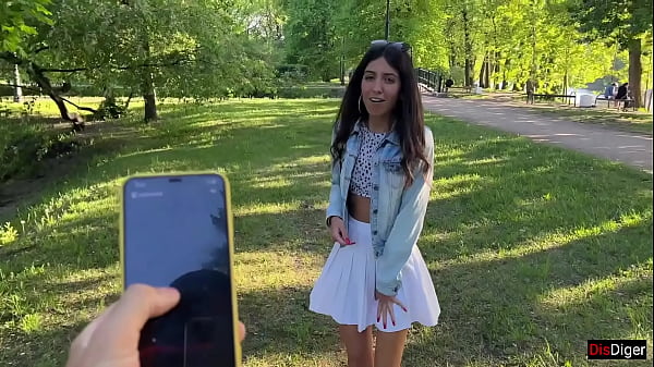 La mia ragazza raggiunge l'orgasmo in un parco pubblico e io lo controllo con un giocattolo di Flirtwithsb
