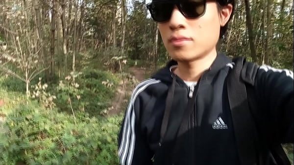 Jon Arteen pisst draußen und in die Toilette. Süße, schlanke, sexy Gay-Twink-Boy-Pipi-Zusammenstellung mit festem, glattem Schwanz und Eiern.