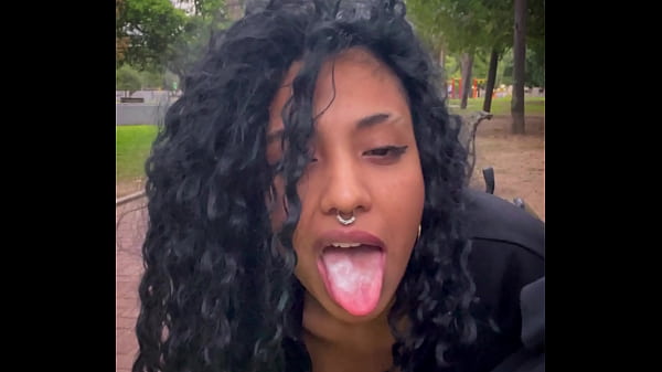 TRINKMILCH IN EINEM ÖFFENTLICHEN PARKTAG IN BUENOS AIRES