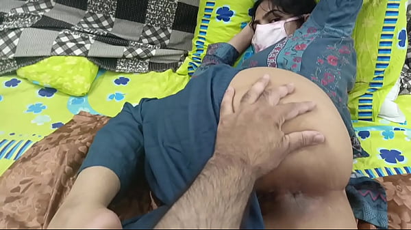 Il patrigno desi ha scaricato la sua sborra nella figa della sua stessa figliastra