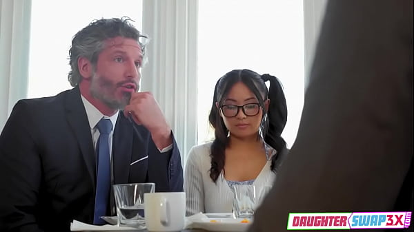 Hijastras calientes seducen a sus suegros para que sucumban a sus deseos carnales y les permitan tener relaciones sexuales fuera del matrimonio chupándoles las pollas y dejándoles follarlas en sus coños apretados y húmedos.