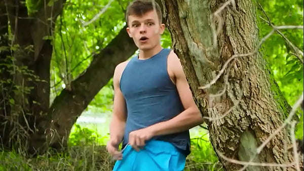 Il muscoloso Denny Chris soddisfa i desideri di Johnny esplorando i feticismi dei tacchi alti - TWINKPOP