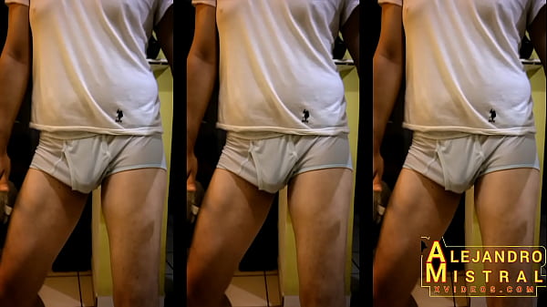 El sexy Alejandro Mistral maduro amateur solo en casa se divierte bailando y sacudiendo su enorme polla dentro de su ropa interior