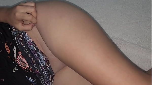 Schöner Teenie zieht sich sexy aus