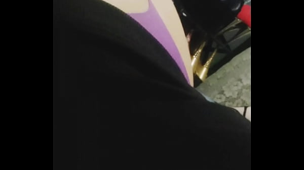 Deuxième partie de la vidéo où je paye le tatoueur avec mon cul car j'ai apporté de l'argent, j'avais un plug dans le cul pendant tout le tatouage et le tatoueur ne s'en est jamais rendu compte