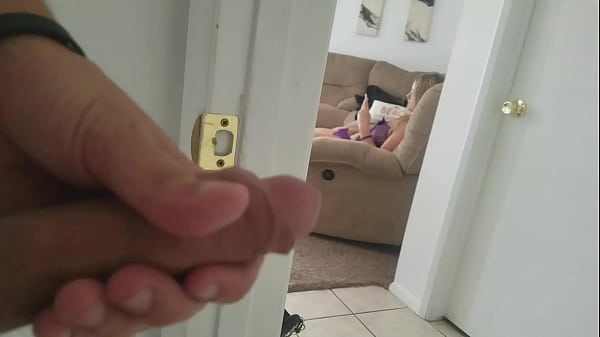 Pris en train de se masturber et de regarder du porno ! Puis baisée sur le canapé