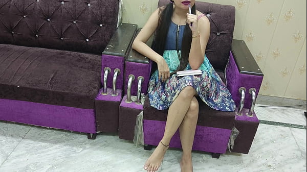 Saara ha sedotto il tuo insegnante per vedere il culo di Saara e mostrare la sua figa