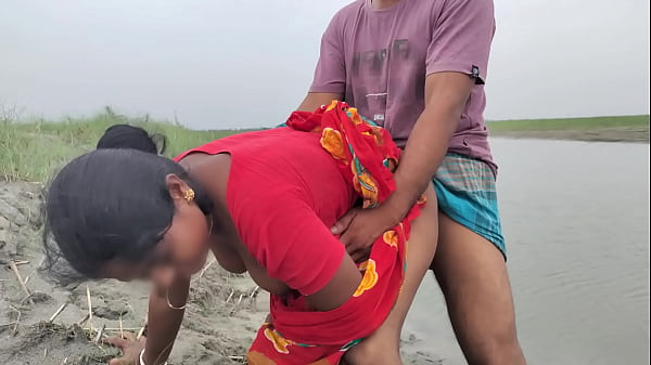 Bowdi scopa accanto a un fiume