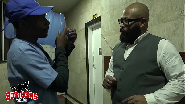 Attraente ragazza si spoglia