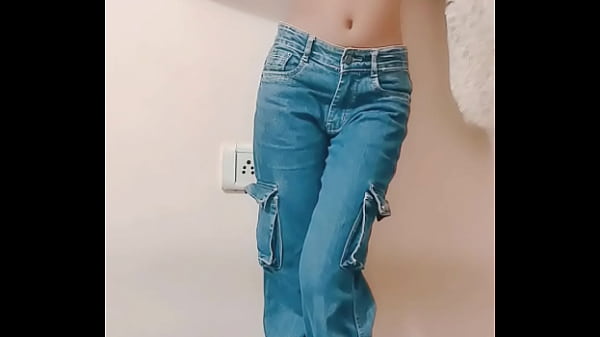 热印度美丽苗条独奏女孩享受她的胸部和猫