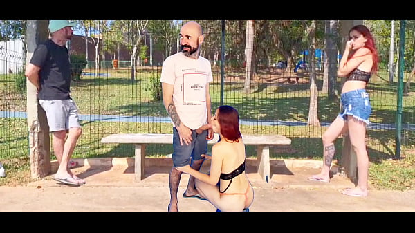 Sexo em p&uacute_blico em ponto de &ocirc_nibus esc&acirc_ndalo total!