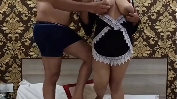 Der indische Bhabhi wird plötzlich im Haus des Nachbarn mit klarem Hindi gefickt