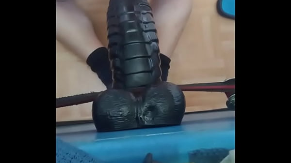 Kleiner Analfick am Morgen mit einem XXL-Dildo