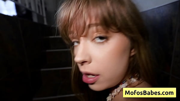 Tóc vàng gợi cảm tuổi teen với một vòng mông đẹp hút tinh ranh lớn như một người chuyên nghiệp - Leila Cove, Charles Dera