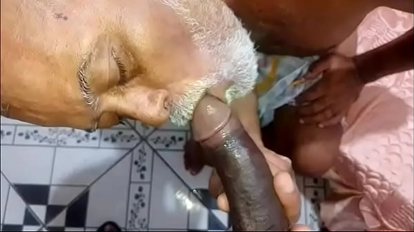 ESTILOSO EM UM BANHO DE CHUVA DOURADA.