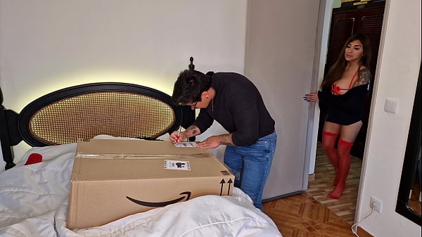 Surpresa! Eu fiz meu padrasto me foder. Eu dou a ele minha bunda em uma caixa como uma boneca sexual